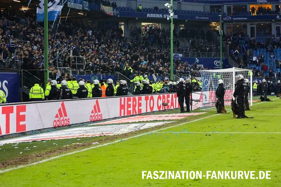 HSV-Fans betraten schon beim letzten Heimspiel den Innenraum.<br />Bild: Faszination Fankurve”><figcaption>HSV-Fans betraten schon beim letzten Heimspiel den Innenraum.<br />Bild: Faszination Fankurve</figcaption></figure>
<figure><img decoding=