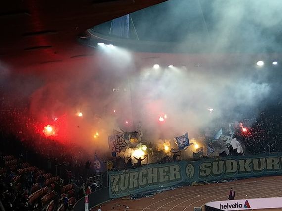 Pyro in der Zürcher Südkurve.<br />Bild: Die Groundhunters“><figcaption>Pyro in der Zürcher Südkurve.<br />Bild: Die Groundhunters</figcaption></figure>
            </div>

                    </article>

                <section class=