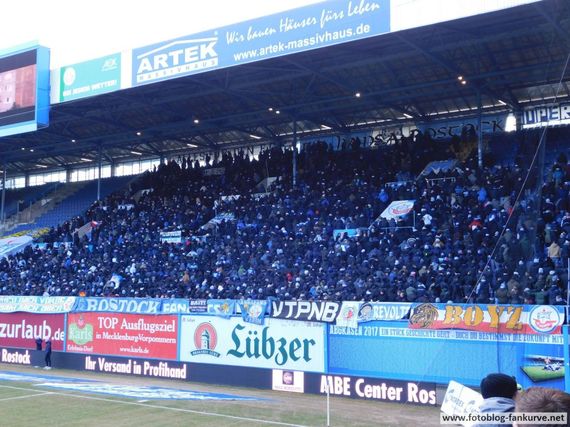 Die Fanszene Rostock trauert um den verstorbenen Hansa-Fan.<br />Bild: fotoblog-fankurve.net”><figcaption>Die Fanszene Rostock trauert um den verstorbenen Hansa-Fan.<br />Bild: fotoblog-fankurve.net</figcaption></figure>
                </div>
                
                <!-- YouTube (Meta-Feld) -->
                
            </div>
        </article>

                <script>
        (function() {
            var root = document.querySelector('.ff-single-news-gallery');
            if (!root) return;
            var slides = root.querySelectorAll('.ff-single-news-gallery-slide');
            var dots = root.querySelectorAll('.ff-single-news-gallery-dot');
            var prev = root.querySelector('.ff-single-news-gallery-prev');
            var next = root.querySelector('.ff-single-news-gallery-next');
            var n = slides.length;
            if (n < 2) return;
            var i = 0;
            function closeAllImgInfo() {
                root.querySelectorAll('.ff-fv-img-info-host.is-info-open').forEach(function(host) {
                    host.classList.remove('is-info-open');
                    var b = host.querySelector('.ff-fv-img-info-btn');
                    var p = host.querySelector('.ff-fv-img-info-panel');
                    if (b) b.setAttribute('aria-expanded', 'false');
                    if (p) p.setAttribute('aria-hidden', 'true');
                });
            }
            function show(idx) {
                closeAllImgInfo();
                i = ((idx % n) + n) % n;
                for (var s = 0; s < n; s++) {
                    if (s === i) slides[s].removeAttribute('hidden'); else slides[s].setAttribute('hidden', '');
                }
                for (var s = 0; s < dots.length; s++) {
                    dots[s].classList.toggle('is-active', s === i);
                    dots[s].setAttribute('aria-selected', s === i ? 'true' : 'false');
                }
            }
            if (prev) prev.addEventListener('click', function() { show(i - 1); });
            if (next) next.addEventListener('click', function() { show(i + 1); });
            for (var d = 0; d < dots.length; d++) {
                (function(di) { dots[di].addEventListener('click', function() { show(di); }); })(d);
            }
        })();
        </script>
        
        <!-- Kommentare -->
                <section class=