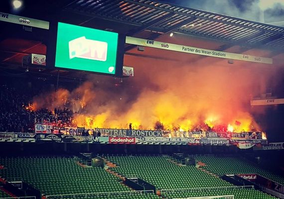 Pyroshow der Hansa-Fans gestern in Bremen.<br />Bild: Oberschlaue Hopper”><figcaption>Pyroshow der Hansa-Fans gestern in Bremen.<br />Bild: Oberschlaue Hopper</figcaption></figure>
                </div>
                
                <!-- YouTube (Meta-Feld) -->
                
            </div>
        </article>

                <script>
        (function() {
            var root = document.querySelector('.ff-single-news-gallery');
            if (!root) return;
            var slides = root.querySelectorAll('.ff-single-news-gallery-slide');
            var dots = root.querySelectorAll('.ff-single-news-gallery-dot');
            var prev = root.querySelector('.ff-single-news-gallery-prev');
            var next = root.querySelector('.ff-single-news-gallery-next');
            var n = slides.length;
            if (n < 2) return;
            var i = 0;
            function closeAllImgInfo() {
                root.querySelectorAll('.ff-fv-img-info-host.is-info-open').forEach(function(host) {
                    host.classList.remove('is-info-open');
                    var b = host.querySelector('.ff-fv-img-info-btn');
                    var p = host.querySelector('.ff-fv-img-info-panel');
                    if (b) b.setAttribute('aria-expanded', 'false');
                    if (p) p.setAttribute('aria-hidden', 'true');
                });
            }
            function show(idx) {
                closeAllImgInfo();
                i = ((idx % n) + n) % n;
                for (var s = 0; s < n; s++) {
                    if (s === i) slides[s].removeAttribute('hidden'); else slides[s].setAttribute('hidden', '');
                }
                for (var s = 0; s < dots.length; s++) {
                    dots[s].classList.toggle('is-active', s === i);
                    dots[s].setAttribute('aria-selected', s === i ? 'true' : 'false');
                }
            }
            if (prev) prev.addEventListener('click', function() { show(i - 1); });
            if (next) next.addEventListener('click', function() { show(i + 1); });
            for (var d = 0; d < dots.length; d++) {
                (function(di) { dots[di].addEventListener('click', function() { show(di); }); })(d);
            }
        })();
        </script>
        
        <!-- Kommentare -->
                <section class=
