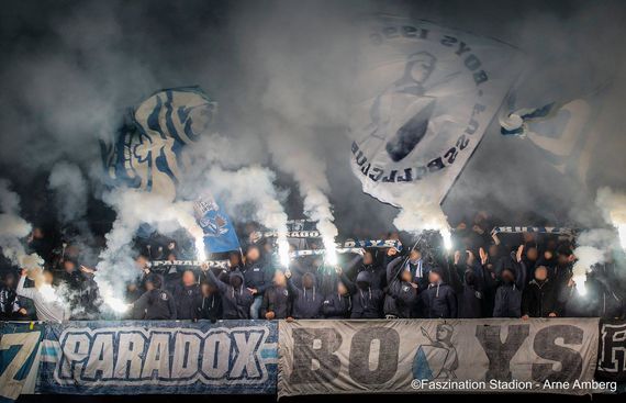 Auch die Gästefans aus Zürich brannten während des Stromausfalls Pyrotechnik ab.<br />Bild: Faszination Stadion“><figcaption>Auch die Gästefans aus Zürich brannten während des Stromausfalls Pyrotechnik ab.<br />Bild: Faszination Stadion</figcaption></figure>
            </div>

                    </article>

                <section class=