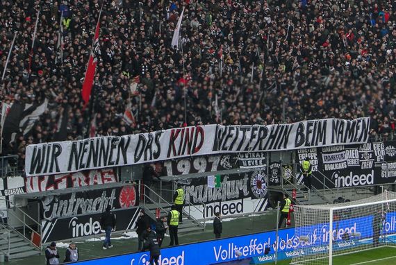 Spruchband der Frankfurter Ultras gegen Martin Kind.<br />Bild: Eintracht-Online.net”><figcaption>Spruchband der Frankfurter Ultras gegen Martin Kind.<br />Bild: Eintracht-Online.net</figcaption></figure>
<figure><img decoding=