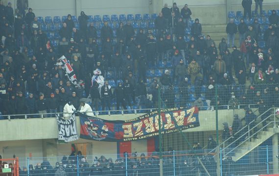 Die geklauten Piast-Fahnen im Gästeblock.<br />Bild: Gurke“><figcaption>Die geklauten Piast-Fahnen im Gästeblock.<br />Bild: Gurke</figcaption></figure>
<figure><img decoding=