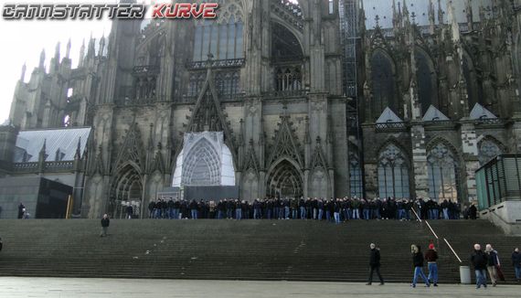 Die Stuttgarter Ultràgruppen vorm Kölner Dom.<br />Bild: Cannstatter-Kurve.de”><figcaption>Die Stuttgarter Ultràgruppen vorm Kölner Dom.<br />Bild: Cannstatter-Kurve.de</figcaption></figure>
<figure><img decoding=