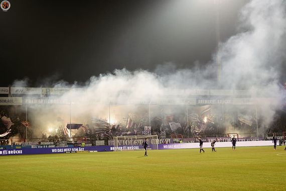 Pyroaktion und Feuerwerk in der Ostkurve.<br />Bild: Unterwegs in Sachen Fussball – www.uisf.de”><figcaption>Pyroaktion und Feuerwerk in der Ostkurve.<br />Bild: Unterwegs in Sachen Fussball – www.uisf.de</figcaption></figure>
<figure><img decoding=