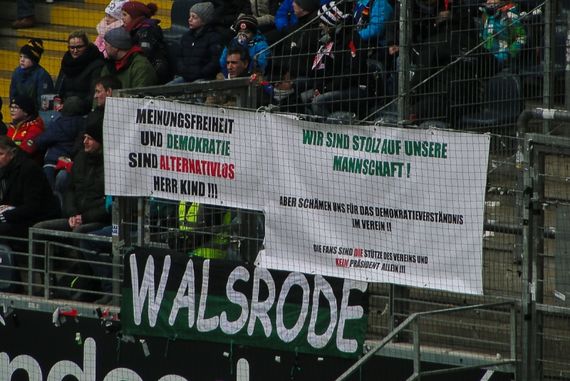 Plakate von Hannover 96-Fans am Samstag in Frankfurt.<br />Bild: Eintracht-Online.net”><figcaption>Plakate von Hannover 96-Fans am Samstag in Frankfurt.<br />Bild: Eintracht-Online.net</figcaption></figure>
                </div>
                
                <!-- YouTube (Meta-Feld) -->
                
            </div>
        </article>

                <script>
        (function() {
            var root = document.querySelector('.ff-single-news-gallery');
            if (!root) return;
            var slides = root.querySelectorAll('.ff-single-news-gallery-slide');
            var dots = root.querySelectorAll('.ff-single-news-gallery-dot');
            var prev = root.querySelector('.ff-single-news-gallery-prev');
            var next = root.querySelector('.ff-single-news-gallery-next');
            var n = slides.length;
            if (n < 2) return;
            var i = 0;
            function closeAllImgInfo() {
                root.querySelectorAll('.ff-fv-img-info-host.is-info-open').forEach(function(host) {
                    host.classList.remove('is-info-open');
                    var b = host.querySelector('.ff-fv-img-info-btn');
                    var p = host.querySelector('.ff-fv-img-info-panel');
                    if (b) b.setAttribute('aria-expanded', 'false');
                    if (p) p.setAttribute('aria-hidden', 'true');
                });
            }
            function show(idx) {
                closeAllImgInfo();
                i = ((idx % n) + n) % n;
                for (var s = 0; s < n; s++) {
                    if (s === i) slides[s].removeAttribute('hidden'); else slides[s].setAttribute('hidden', '');
                }
                for (var s = 0; s < dots.length; s++) {
                    dots[s].classList.toggle('is-active', s === i);
                    dots[s].setAttribute('aria-selected', s === i ? 'true' : 'false');
                }
            }
            if (prev) prev.addEventListener('click', function() { show(i - 1); });
            if (next) next.addEventListener('click', function() { show(i + 1); });
            for (var d = 0; d < dots.length; d++) {
                (function(di) { dots[di].addEventListener('click', function() { show(di); }); })(d);
            }
        })();
        </script>
        
        <!-- Kommentare -->
                <section class=