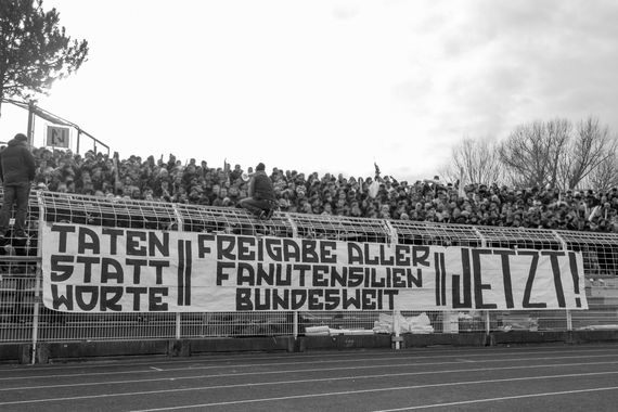 Deutschlandweit machten sich Fanszenen zuletzt für die Freigabe von Fanutensilien stark.<br />Bild: Horda-Azzuro.de”><figcaption>Deutschlandweit machten sich Fanszenen zuletzt für die Freigabe von Fanutensilien stark.<br />Bild: Horda-Azzuro.de</figcaption></figure>
                </div>
                
                <!-- YouTube (Meta-Feld) -->
                
            </div>
        </article>

                <script>
        (function() {
            var root = document.querySelector('.ff-single-news-gallery');
            if (!root) return;
            var slides = root.querySelectorAll('.ff-single-news-gallery-slide');
            var dots = root.querySelectorAll('.ff-single-news-gallery-dot');
            var prev = root.querySelector('.ff-single-news-gallery-prev');
            var next = root.querySelector('.ff-single-news-gallery-next');
            var n = slides.length;
            if (n < 2) return;
            var i = 0;
            function closeAllImgInfo() {
                root.querySelectorAll('.ff-fv-img-info-host.is-info-open').forEach(function(host) {
                    host.classList.remove('is-info-open');
                    var b = host.querySelector('.ff-fv-img-info-btn');
                    var p = host.querySelector('.ff-fv-img-info-panel');
                    if (b) b.setAttribute('aria-expanded', 'false');
                    if (p) p.setAttribute('aria-hidden', 'true');
                });
            }
            function show(idx) {
                closeAllImgInfo();
                i = ((idx % n) + n) % n;
                for (var s = 0; s < n; s++) {
                    if (s === i) slides[s].removeAttribute('hidden'); else slides[s].setAttribute('hidden', '');
                }
                for (var s = 0; s < dots.length; s++) {
                    dots[s].classList.toggle('is-active', s === i);
                    dots[s].setAttribute('aria-selected', s === i ? 'true' : 'false');
                }
            }
            if (prev) prev.addEventListener('click', function() { show(i - 1); });
            if (next) next.addEventListener('click', function() { show(i + 1); });
            for (var d = 0; d < dots.length; d++) {
                (function(di) { dots[di].addEventListener('click', function() { show(di); }); })(d);
            }
        })();
        </script>
        
        <!-- Kommentare -->
                <section class=
