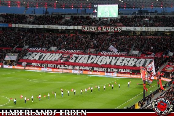 Choreografie in der Nordkurve für die Stadionverbotler von Bayer Leverkusen. Bild: Haberlands-Erben.de