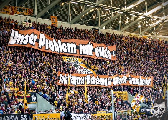 Ultras von Dynamo Dresden organisieren die bundesweiten Proteste gegen Entwicklungen im modernen Fußball mit.<br />Bild: jokersradeberg.de”><figcaption>Ultras von Dynamo Dresden organisieren die bundesweiten Proteste gegen Entwicklungen im modernen Fußball mit.<br />Bild: jokersradeberg.de</figcaption></figure>
                </div>
                
                <!-- YouTube (Meta-Feld) -->
                
            </div>
        </article>

                <script>
        (function() {
            var root = document.querySelector('.ff-single-news-gallery');
            if (!root) return;
            var slides = root.querySelectorAll('.ff-single-news-gallery-slide');
            var dots = root.querySelectorAll('.ff-single-news-gallery-dot');
            var prev = root.querySelector('.ff-single-news-gallery-prev');
            var next = root.querySelector('.ff-single-news-gallery-next');
            var n = slides.length;
            if (n < 2) return;
            var i = 0;
            function closeAllImgInfo() {
                root.querySelectorAll('.ff-fv-img-info-host.is-info-open').forEach(function(host) {
                    host.classList.remove('is-info-open');
                    var b = host.querySelector('.ff-fv-img-info-btn');
                    var p = host.querySelector('.ff-fv-img-info-panel');
                    if (b) b.setAttribute('aria-expanded', 'false');
                    if (p) p.setAttribute('aria-hidden', 'true');
                });
            }
            function show(idx) {
                closeAllImgInfo();
                i = ((idx % n) + n) % n;
                for (var s = 0; s < n; s++) {
                    if (s === i) slides[s].removeAttribute('hidden'); else slides[s].setAttribute('hidden', '');
                }
                for (var s = 0; s < dots.length; s++) {
                    dots[s].classList.toggle('is-active', s === i);
                    dots[s].setAttribute('aria-selected', s === i ? 'true' : 'false');
                }
            }
            if (prev) prev.addEventListener('click', function() { show(i - 1); });
            if (next) next.addEventListener('click', function() { show(i + 1); });
            for (var d = 0; d < dots.length; d++) {
                (function(di) { dots[di].addEventListener('click', function() { show(di); }); })(d);
            }
        })();
        </script>
        
        <!-- Kommentare -->
                <section class=