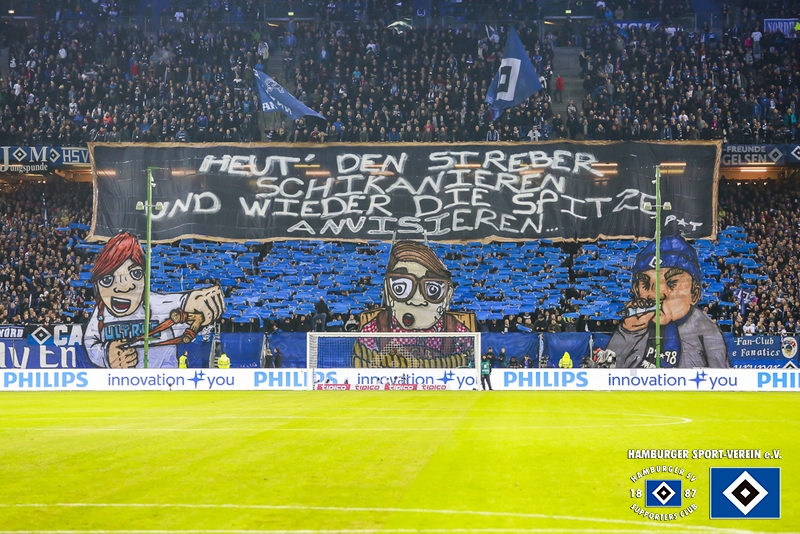 Die Choreografie der HSV-Ultras in der Hinrunde.<br />Bild: hsv-ev.de”><figcaption>Die Choreografie der HSV-Ultras in der Hinrunde.<br />Bild: hsv-ev.de</figcaption></figure>
                </div>
                
                <!-- YouTube (Meta-Feld) -->
                
            </div>
        </article>

                <script>
        (function() {
            var root = document.querySelector('.ff-single-news-gallery');
            if (!root) return;
            var slides = root.querySelectorAll('.ff-single-news-gallery-slide');
            var dots = root.querySelectorAll('.ff-single-news-gallery-dot');
            var prev = root.querySelector('.ff-single-news-gallery-prev');
            var next = root.querySelector('.ff-single-news-gallery-next');
            var n = slides.length;
            if (n < 2) return;
            var i = 0;
            function closeAllImgInfo() {
                root.querySelectorAll('.ff-fv-img-info-host.is-info-open').forEach(function(host) {
                    host.classList.remove('is-info-open');
                    var b = host.querySelector('.ff-fv-img-info-btn');
                    var p = host.querySelector('.ff-fv-img-info-panel');
                    if (b) b.setAttribute('aria-expanded', 'false');
                    if (p) p.setAttribute('aria-hidden', 'true');
                });
            }
            function show(idx) {
                closeAllImgInfo();
                i = ((idx % n) + n) % n;
                for (var s = 0; s < n; s++) {
                    if (s === i) slides[s].removeAttribute('hidden'); else slides[s].setAttribute('hidden', '');
                }
                for (var s = 0; s < dots.length; s++) {
                    dots[s].classList.toggle('is-active', s === i);
                    dots[s].setAttribute('aria-selected', s === i ? 'true' : 'false');
                }
            }
            if (prev) prev.addEventListener('click', function() { show(i - 1); });
            if (next) next.addEventListener('click', function() { show(i + 1); });
            for (var d = 0; d < dots.length; d++) {
                (function(di) { dots[di].addEventListener('click', function() { show(di); }); })(d);
            }
        })();
        </script>
        
        <!-- Kommentare -->
                <section class=
