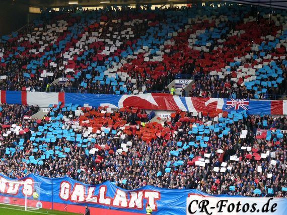 Choreografie der Rangers-Fans.<br />Bild: Claude Rapp / CR-Fotos.de“><figcaption>Choreografie der Rangers-Fans.<br />Bild: Claude Rapp / CR-Fotos.de</figcaption></figure>
<figure><img decoding=