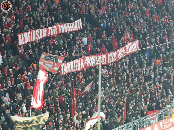 Spruchband im Hinspiel in der Südkurve München.<br />Bild: Unterwegs in Sachen Fussball – www.uisf.de“><figcaption>Spruchband im Hinspiel in der Südkurve München.<br />Bild: Unterwegs in Sachen Fussball – www.uisf.de</figcaption></figure>
            </div>

                    </article>

                <section class=