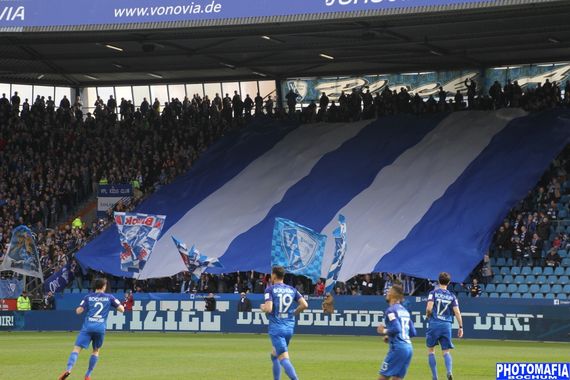 Blockfahne auf der Gegengerade.<br />eim Heimspiel des VfL Bochum gegen Holstein Kiel die Stimmung im Ruhrstadion nach dem Wegfall der Ultras als Stimmungsmotor wiederbeleben wollte, hat mittlerweile ein Fazit zu diesem Vorhaben gezogen und blickt auf das”><figcaption>Blockfahne auf der Gegengerade.<br />eim Heimspiel des VfL Bochum gegen Holstein Kiel die Stimmung im Ruhrstadion nach dem Wegfall der Ultras als Stimmungsmotor wiederbeleben wollte, hat mittlerweile ein Fazit zu diesem Vorhaben gezogen und blickt auf das</figcaption></figure>
<figure><img decoding=