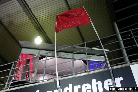 50+1 bleibt!-Botschaft in Richtung der Fernsehzuschauer.<br />Bild: Nordtribuene.org”><figcaption>50+1 bleibt!-Botschaft in Richtung der Fernsehzuschauer.<br />Bild: Nordtribuene.org</figcaption></figure>
<figure><img decoding=