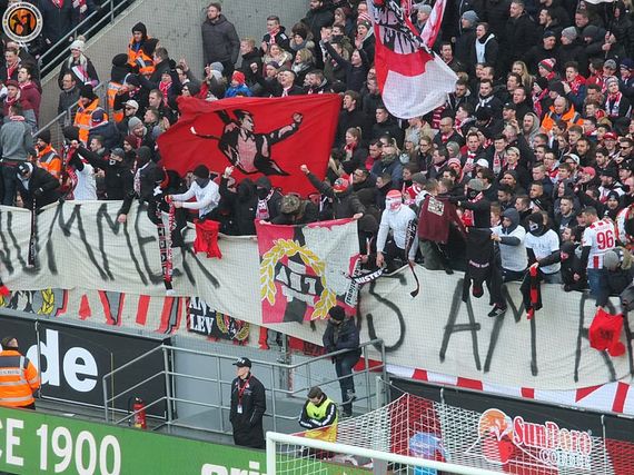 Geklautes Leverkusen-Material in der Südkurve.<br />Bild: Unterwegs in Sachen Fussball – www.uisf.de”><figcaption>Geklautes Leverkusen-Material in der Südkurve.<br />Bild: Unterwegs in Sachen Fussball – www.uisf.de</figcaption></figure>
<figure><img decoding=