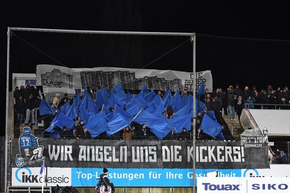 Choreografie der Pugnatores Ultras.<br />Bild: www.anzzo-photography.de”><figcaption>Choreografie der Pugnatores Ultras.<br />Bild: www.anzzo-photography.de</figcaption></figure>
<figure><img decoding=