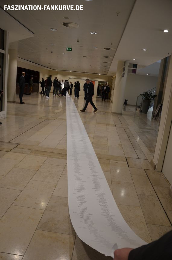 Die knapp 30 Meter lange Unterschriftenliste der Fan-Basis.<br />Bild: Faszination Fankurve”><figcaption>Die knapp 30 Meter lange Unterschriftenliste der Fan-Basis.<br />Bild: Faszination Fankurve</figcaption></figure>
<figure><img decoding=