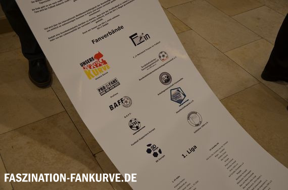 In Frankfurt wurden gestern Unterschriften an DFL-Präsident Rauball übergeben. Mit dabei war auch ein Fan von Hannover 96.<br />Bild: Faszination Fankurve”><figcaption>In Frankfurt wurden gestern Unterschriften an DFL-Präsident Rauball übergeben. Mit dabei war auch ein Fan von Hannover 96.<br />Bild: Faszination Fankurve</figcaption></figure>
                </div>
                
                <!-- YouTube (Meta-Feld) -->
                
            </div>
        </article>

                <script>
        (function() {
            var root = document.querySelector('.ff-single-news-gallery');
            if (!root) return;
            var slides = root.querySelectorAll('.ff-single-news-gallery-slide');
            var dots = root.querySelectorAll('.ff-single-news-gallery-dot');
            var prev = root.querySelector('.ff-single-news-gallery-prev');
            var next = root.querySelector('.ff-single-news-gallery-next');
            var n = slides.length;
            if (n < 2) return;
            var i = 0;
            function closeAllImgInfo() {
                root.querySelectorAll('.ff-fv-img-info-host.is-info-open').forEach(function(host) {
                    host.classList.remove('is-info-open');
                    var b = host.querySelector('.ff-fv-img-info-btn');
                    var p = host.querySelector('.ff-fv-img-info-panel');
                    if (b) b.setAttribute('aria-expanded', 'false');
                    if (p) p.setAttribute('aria-hidden', 'true');
                });
            }
            function show(idx) {
                closeAllImgInfo();
                i = ((idx % n) + n) % n;
                for (var s = 0; s < n; s++) {
                    if (s === i) slides[s].removeAttribute('hidden'); else slides[s].setAttribute('hidden', '');
                }
                for (var s = 0; s < dots.length; s++) {
                    dots[s].classList.toggle('is-active', s === i);
                    dots[s].setAttribute('aria-selected', s === i ? 'true' : 'false');
                }
            }
            if (prev) prev.addEventListener('click', function() { show(i - 1); });
            if (next) next.addEventListener('click', function() { show(i + 1); });
            for (var d = 0; d < dots.length; d++) {
                (function(di) { dots[di].addEventListener('click', function() { show(di); }); })(d);
            }
        })();
        </script>
        
        <!-- Kommentare -->
                <section class=