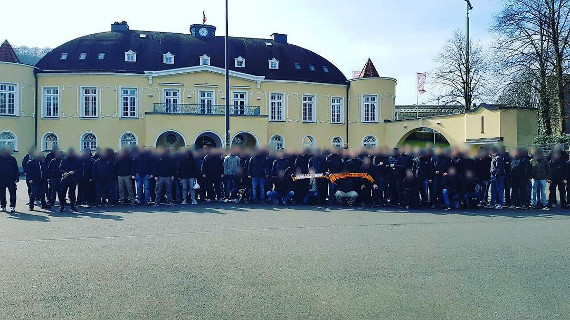 Die Aachener Ultràszene vorm Stadion am Zoo.<br />Bild: Karlsbande.de”><figcaption>Die Aachener Ultràszene vorm Stadion am Zoo.<br />Bild: Karlsbande.de</figcaption></figure>
<figure><img decoding=
