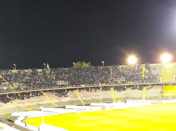 Zum Derby nach Lecce reisten die Andria-Fans nach dem tragischen Autounfall nicht. Die Fans des Rivalen zeigten Respekt für den Verstorbenen.<br />Bild: Drinking Now – Sektion Videotext<br />„><figcaption>Zum Derby nach Lecce reisten die Andria-Fans nach dem tragischen Autounfall nicht. Die Fans des Rivalen zeigten Respekt für den Verstorbenen.<br />Bild: Drinking Now – Sektion Videotext<br /></figcaption></figure>
<figure><img decoding=