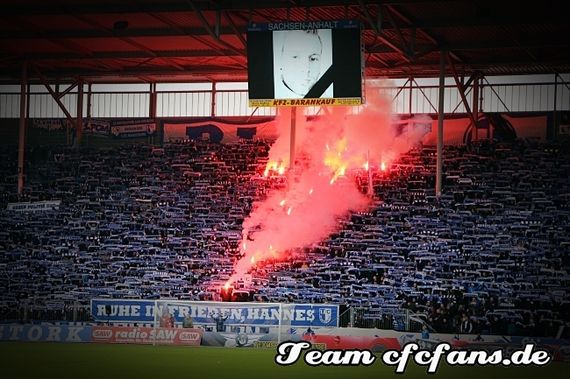 Nach dem Tod von Hannes setzt der Block U den Boykott der Spiele in Halle auch im April 2018 fort.<br />Bild: cfcfans.info”><figcaption>Nach dem Tod von Hannes setzt der Block U den Boykott der Spiele in Halle auch im April 2018 fort.<br />Bild: cfcfans.info</figcaption></figure>
                </div>
                
                <!-- YouTube (Meta-Feld) -->
                
            </div>
        </article>

                <script>
        (function() {
            var root = document.querySelector('.ff-single-news-gallery');
            if (!root) return;
            var slides = root.querySelectorAll('.ff-single-news-gallery-slide');
            var dots = root.querySelectorAll('.ff-single-news-gallery-dot');
            var prev = root.querySelector('.ff-single-news-gallery-prev');
            var next = root.querySelector('.ff-single-news-gallery-next');
            var n = slides.length;
            if (n < 2) return;
            var i = 0;
            function closeAllImgInfo() {
                root.querySelectorAll('.ff-fv-img-info-host.is-info-open').forEach(function(host) {
                    host.classList.remove('is-info-open');
                    var b = host.querySelector('.ff-fv-img-info-btn');
                    var p = host.querySelector('.ff-fv-img-info-panel');
                    if (b) b.setAttribute('aria-expanded', 'false');
                    if (p) p.setAttribute('aria-hidden', 'true');
                });
            }
            function show(idx) {
                closeAllImgInfo();
                i = ((idx % n) + n) % n;
                for (var s = 0; s < n; s++) {
                    if (s === i) slides[s].removeAttribute('hidden'); else slides[s].setAttribute('hidden', '');
                }
                for (var s = 0; s < dots.length; s++) {
                    dots[s].classList.toggle('is-active', s === i);
                    dots[s].setAttribute('aria-selected', s === i ? 'true' : 'false');
                }
            }
            if (prev) prev.addEventListener('click', function() { show(i - 1); });
            if (next) next.addEventListener('click', function() { show(i + 1); });
            for (var d = 0; d < dots.length; d++) {
                (function(di) { dots[di].addEventListener('click', function() { show(di); }); })(d);
            }
        })();
        </script>
        
        <!-- Kommentare -->
                <section class=