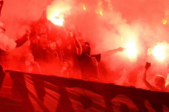 Auch in Polen werden vor allem Pyroaktionen bestraft.<br />Bild: legionisci.com“><figcaption>Auch in Polen werden vor allem Pyroaktionen bestraft.<br />Bild: legionisci.com</figcaption></figure>
            </div>

                    </article>

                <section class=