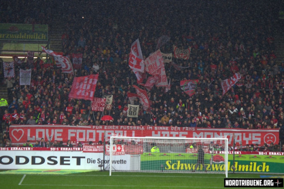 SC Freiburg-Fans mit klarer Botschaft gegen Montagsspiele.<br />Bild: Nordtribuene.org”><figcaption>SC Freiburg-Fans mit klarer Botschaft gegen Montagsspiele.<br />Bild: Nordtribuene.org</figcaption></figure>
<figure><img decoding=