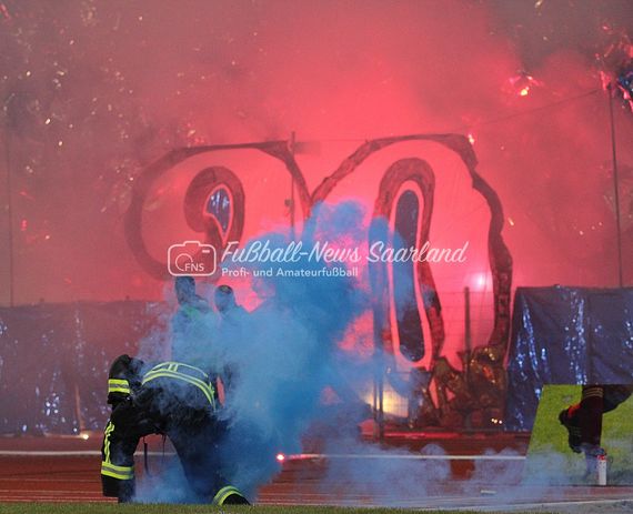 Pyroaktion der FCS-Fans in Homburg.<br />Bild: Steven Mohr / Fußball-News Saarland”><figcaption>Pyroaktion der FCS-Fans in Homburg.<br />Bild: Steven Mohr / Fußball-News Saarland</figcaption></figure>
                </div>
                
                <!-- YouTube (Meta-Feld) -->
                
            </div>
        </article>

                <script>
        (function() {
            var root = document.querySelector('.ff-single-news-gallery');
            if (!root) return;
            var slides = root.querySelectorAll('.ff-single-news-gallery-slide');
            var dots = root.querySelectorAll('.ff-single-news-gallery-dot');
            var prev = root.querySelector('.ff-single-news-gallery-prev');
            var next = root.querySelector('.ff-single-news-gallery-next');
            var n = slides.length;
            if (n < 2) return;
            var i = 0;
            function closeAllImgInfo() {
                root.querySelectorAll('.ff-fv-img-info-host.is-info-open').forEach(function(host) {
                    host.classList.remove('is-info-open');
                    var b = host.querySelector('.ff-fv-img-info-btn');
                    var p = host.querySelector('.ff-fv-img-info-panel');
                    if (b) b.setAttribute('aria-expanded', 'false');
                    if (p) p.setAttribute('aria-hidden', 'true');
                });
            }
            function show(idx) {
                closeAllImgInfo();
                i = ((idx % n) + n) % n;
                for (var s = 0; s < n; s++) {
                    if (s === i) slides[s].removeAttribute('hidden'); else slides[s].setAttribute('hidden', '');
                }
                for (var s = 0; s < dots.length; s++) {
                    dots[s].classList.toggle('is-active', s === i);
                    dots[s].setAttribute('aria-selected', s === i ? 'true' : 'false');
                }
            }
            if (prev) prev.addEventListener('click', function() { show(i - 1); });
            if (next) next.addEventListener('click', function() { show(i + 1); });
            for (var d = 0; d < dots.length; d++) {
                (function(di) { dots[di].addEventListener('click', function() { show(di); }); })(d);
            }
        })();
        </script>
        
        <!-- Kommentare -->
                <section class=