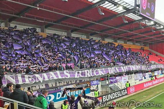 Das Fahnenmeer der Gästefans.<br />Bild: veilchenpower.de”><figcaption>Das Fahnenmeer der Gästefans.<br />Bild: veilchenpower.de</figcaption></figure>
<figure><img decoding=