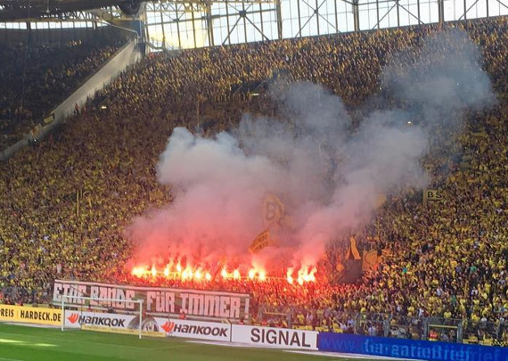 Die Pyroaktion der Desperados Dortmund.<br />Bild: robertliedschulte”><figcaption>Die Pyroaktion der Desperados Dortmund.<br />Bild: robertliedschulte</figcaption></figure>
                </div>
                
                <!-- YouTube (Meta-Feld) -->
                
            </div>
        </article>

                <script>
        (function() {
            var root = document.querySelector('.ff-single-news-gallery');
            if (!root) return;
            var slides = root.querySelectorAll('.ff-single-news-gallery-slide');
            var dots = root.querySelectorAll('.ff-single-news-gallery-dot');
            var prev = root.querySelector('.ff-single-news-gallery-prev');
            var next = root.querySelector('.ff-single-news-gallery-next');
            var n = slides.length;
            if (n < 2) return;
            var i = 0;
            function closeAllImgInfo() {
                root.querySelectorAll('.ff-fv-img-info-host.is-info-open').forEach(function(host) {
                    host.classList.remove('is-info-open');
                    var b = host.querySelector('.ff-fv-img-info-btn');
                    var p = host.querySelector('.ff-fv-img-info-panel');
                    if (b) b.setAttribute('aria-expanded', 'false');
                    if (p) p.setAttribute('aria-hidden', 'true');
                });
            }
            function show(idx) {
                closeAllImgInfo();
                i = ((idx % n) + n) % n;
                for (var s = 0; s < n; s++) {
                    if (s === i) slides[s].removeAttribute('hidden'); else slides[s].setAttribute('hidden', '');
                }
                for (var s = 0; s < dots.length; s++) {
                    dots[s].classList.toggle('is-active', s === i);
                    dots[s].setAttribute('aria-selected', s === i ? 'true' : 'false');
                }
            }
            if (prev) prev.addEventListener('click', function() { show(i - 1); });
            if (next) next.addEventListener('click', function() { show(i + 1); });
            for (var d = 0; d < dots.length; d++) {
                (function(di) { dots[di].addEventListener('click', function() { show(di); }); })(d);
            }
        })();
        </script>
        
        <!-- Kommentare -->
                <section class=