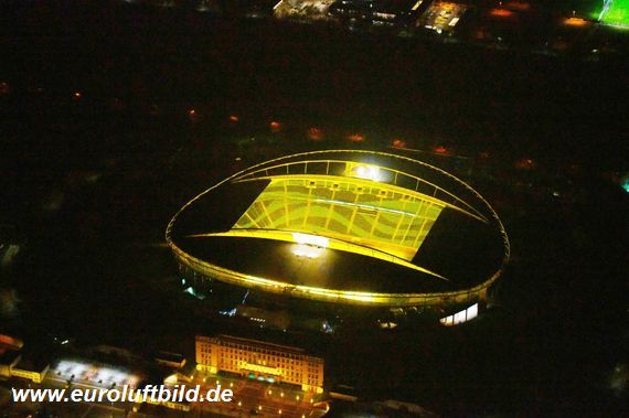 Im Zentralstadion standen sich gestern zwei Fraktionen RB Leipzig-Anhänger gegenüber.<br />Bild: Euroluftbild.de”><figcaption>Im Zentralstadion standen sich gestern zwei Fraktionen RB Leipzig-Anhänger gegenüber.<br />Bild: Euroluftbild.de</figcaption></figure>
                </div>
                
                <!-- YouTube (Meta-Feld) -->
                
            </div>
        </article>

                <script>
        (function() {
            var root = document.querySelector('.ff-single-news-gallery');
            if (!root) return;
            var slides = root.querySelectorAll('.ff-single-news-gallery-slide');
            var dots = root.querySelectorAll('.ff-single-news-gallery-dot');
            var prev = root.querySelector('.ff-single-news-gallery-prev');
            var next = root.querySelector('.ff-single-news-gallery-next');
            var n = slides.length;
            if (n < 2) return;
            var i = 0;
            function closeAllImgInfo() {
                root.querySelectorAll('.ff-fv-img-info-host.is-info-open').forEach(function(host) {
                    host.classList.remove('is-info-open');
                    var b = host.querySelector('.ff-fv-img-info-btn');
                    var p = host.querySelector('.ff-fv-img-info-panel');
                    if (b) b.setAttribute('aria-expanded', 'false');
                    if (p) p.setAttribute('aria-hidden', 'true');
                });
            }
            function show(idx) {
                closeAllImgInfo();
                i = ((idx % n) + n) % n;
                for (var s = 0; s < n; s++) {
                    if (s === i) slides[s].removeAttribute('hidden'); else slides[s].setAttribute('hidden', '');
                }
                for (var s = 0; s < dots.length; s++) {
                    dots[s].classList.toggle('is-active', s === i);
                    dots[s].setAttribute('aria-selected', s === i ? 'true' : 'false');
                }
            }
            if (prev) prev.addEventListener('click', function() { show(i - 1); });
            if (next) next.addEventListener('click', function() { show(i + 1); });
            for (var d = 0; d < dots.length; d++) {
                (function(di) { dots[di].addEventListener('click', function() { show(di); }); })(d);
            }
        })();
        </script>
        
        <!-- Kommentare -->
                <section class=