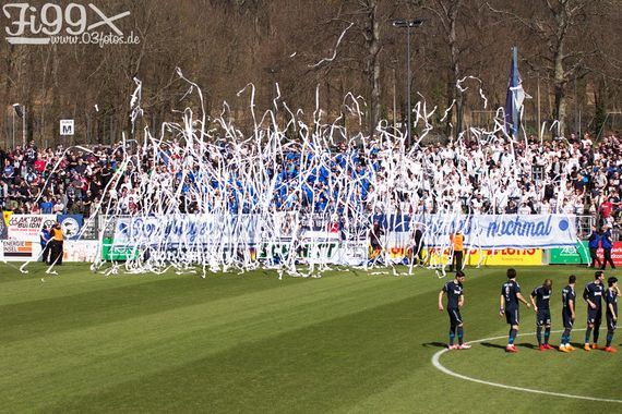 Die Choreografie wurde mit fliegenden Wurfrollen abgerundet.<br />Bild: 03fotos.de”><figcaption>Die Choreografie wurde mit fliegenden Wurfrollen abgerundet.<br />Bild: 03fotos.de</figcaption></figure>
<figure><img decoding=