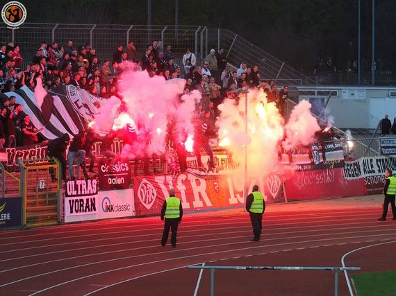 Die Pyroaktion der VfR Aalen-Fans gestern in Ulm.<br />Bild: Unterwegs in Sachen Fussball – www.uisf.de”><figcaption>Die Pyroaktion der VfR Aalen-Fans gestern in Ulm.<br />Bild: Unterwegs in Sachen Fussball – www.uisf.de</figcaption></figure>
<figure><img decoding=