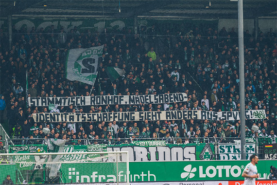 Spruchband der Horidos beim Heimspiel gegen Union Berlin zum Thema.<br />Bild: spvgg-fuerth.com”><figcaption>Spruchband der Horidos beim Heimspiel gegen Union Berlin zum Thema.<br />Bild: spvgg-fuerth.com</figcaption></figure>
                </div>
                
                <!-- YouTube (Meta-Feld) -->
                
            </div>
        </article>

                <script>
        (function() {
            var root = document.querySelector('.ff-single-news-gallery');
            if (!root) return;
            var slides = root.querySelectorAll('.ff-single-news-gallery-slide');
            var dots = root.querySelectorAll('.ff-single-news-gallery-dot');
            var prev = root.querySelector('.ff-single-news-gallery-prev');
            var next = root.querySelector('.ff-single-news-gallery-next');
            var n = slides.length;
            if (n < 2) return;
            var i = 0;
            function closeAllImgInfo() {
                root.querySelectorAll('.ff-fv-img-info-host.is-info-open').forEach(function(host) {
                    host.classList.remove('is-info-open');
                    var b = host.querySelector('.ff-fv-img-info-btn');
                    var p = host.querySelector('.ff-fv-img-info-panel');
                    if (b) b.setAttribute('aria-expanded', 'false');
                    if (p) p.setAttribute('aria-hidden', 'true');
                });
            }
            function show(idx) {
                closeAllImgInfo();
                i = ((idx % n) + n) % n;
                for (var s = 0; s < n; s++) {
                    if (s === i) slides[s].removeAttribute('hidden'); else slides[s].setAttribute('hidden', '');
                }
                for (var s = 0; s < dots.length; s++) {
                    dots[s].classList.toggle('is-active', s === i);
                    dots[s].setAttribute('aria-selected', s === i ? 'true' : 'false');
                }
            }
            if (prev) prev.addEventListener('click', function() { show(i - 1); });
            if (next) next.addEventListener('click', function() { show(i + 1); });
            for (var d = 0; d < dots.length; d++) {
                (function(di) { dots[di].addEventListener('click', function() { show(di); }); })(d);
            }
        })();
        </script>
        
        <!-- Kommentare -->
                <section class=