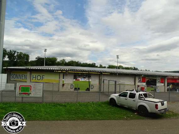 Der Angriff ereignete sich am Stadion von Sonnenhof Großaspach, wo die Fans ihre Fahnen lagern.<br />Bild: timo0711.blogspot.de”><figcaption>Der Angriff ereignete sich am Stadion von Sonnenhof Großaspach, wo die Fans ihre Fahnen lagern.<br />Bild: timo0711.blogspot.de</figcaption></figure>
                </div>
                
                <!-- YouTube (Meta-Feld) -->
                
            </div>
        </article>

                <script>
        (function() {
            var root = document.querySelector('.ff-single-news-gallery');
            if (!root) return;
            var slides = root.querySelectorAll('.ff-single-news-gallery-slide');
            var dots = root.querySelectorAll('.ff-single-news-gallery-dot');
            var prev = root.querySelector('.ff-single-news-gallery-prev');
            var next = root.querySelector('.ff-single-news-gallery-next');
            var n = slides.length;
            if (n < 2) return;
            var i = 0;
            function closeAllImgInfo() {
                root.querySelectorAll('.ff-fv-img-info-host.is-info-open').forEach(function(host) {
                    host.classList.remove('is-info-open');
                    var b = host.querySelector('.ff-fv-img-info-btn');
                    var p = host.querySelector('.ff-fv-img-info-panel');
                    if (b) b.setAttribute('aria-expanded', 'false');
                    if (p) p.setAttribute('aria-hidden', 'true');
                });
            }
            function show(idx) {
                closeAllImgInfo();
                i = ((idx % n) + n) % n;
                for (var s = 0; s < n; s++) {
                    if (s === i) slides[s].removeAttribute('hidden'); else slides[s].setAttribute('hidden', '');
                }
                for (var s = 0; s < dots.length; s++) {
                    dots[s].classList.toggle('is-active', s === i);
                    dots[s].setAttribute('aria-selected', s === i ? 'true' : 'false');
                }
            }
            if (prev) prev.addEventListener('click', function() { show(i - 1); });
            if (next) next.addEventListener('click', function() { show(i + 1); });
            for (var d = 0; d < dots.length; d++) {
                (function(di) { dots[di].addEventListener('click', function() { show(di); }); })(d);
            }
        })();
        </script>
        
        <!-- Kommentare -->
                <section class=