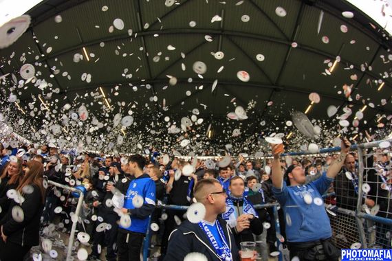 Das Pilsdeckchen-Intro der VfL Bochum-Fans in der Ostkurve.<br />Bild: Photomafia-Bochum.de”><figcaption>Das Pilsdeckchen-Intro der VfL Bochum-Fans in der Ostkurve.<br />Bild: Photomafia-Bochum.de</figcaption></figure>
<figure><img decoding=
