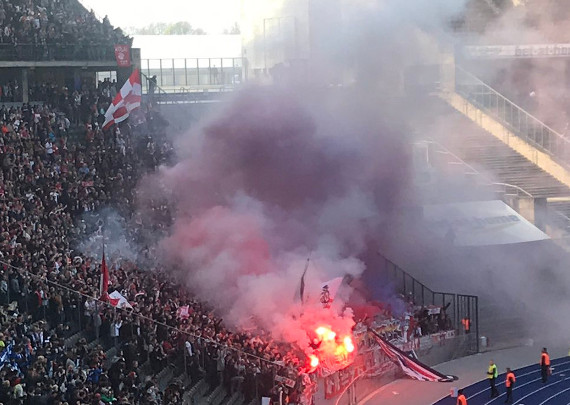 Die Pyroaktion der Kölner Ultras vor Anpfiff.<br />Bild: Hertha-Inside.de”><figcaption>Die Pyroaktion der Kölner Ultras vor Anpfiff.<br />Bild: Hertha-Inside.de</figcaption></figure>
<figure><img decoding=