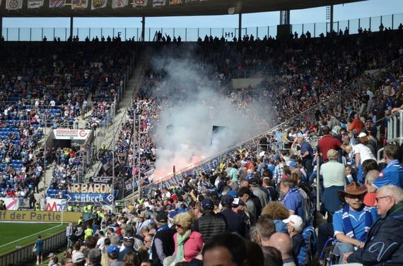 Pyroaktion der HSV-Ultras zu Beginn der 2. Halbzeit.<br />Bild: Vicuskollektiv.de”><figcaption>Pyroaktion der HSV-Ultras zu Beginn der 2. Halbzeit.<br />Bild: Vicuskollektiv.de</figcaption></figure>
<figure><img decoding=