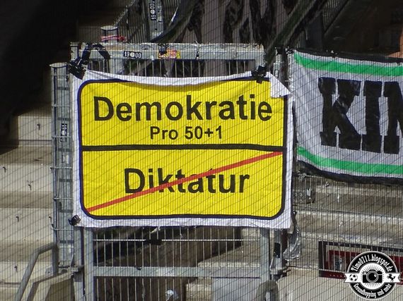 Die ausgeschlossenen Hannover 96-Fans wollen am Donnerstag von ihrem Stimmrecht Gebrauch machen.<br />Bild: timo0711.blogspot.de”><figcaption>Die ausgeschlossenen Hannover 96-Fans wollen am Donnerstag von ihrem Stimmrecht Gebrauch machen.<br />Bild: timo0711.blogspot.de</figcaption></figure>
                </div>
                
                <!-- YouTube (Meta-Feld) -->
                
            </div>
        </article>

                <script>
        (function() {
            var root = document.querySelector('.ff-single-news-gallery');
            if (!root) return;
            var slides = root.querySelectorAll('.ff-single-news-gallery-slide');
            var dots = root.querySelectorAll('.ff-single-news-gallery-dot');
            var prev = root.querySelector('.ff-single-news-gallery-prev');
            var next = root.querySelector('.ff-single-news-gallery-next');
            var n = slides.length;
            if (n < 2) return;
            var i = 0;
            function closeAllImgInfo() {
                root.querySelectorAll('.ff-fv-img-info-host.is-info-open').forEach(function(host) {
                    host.classList.remove('is-info-open');
                    var b = host.querySelector('.ff-fv-img-info-btn');
                    var p = host.querySelector('.ff-fv-img-info-panel');
                    if (b) b.setAttribute('aria-expanded', 'false');
                    if (p) p.setAttribute('aria-hidden', 'true');
                });
            }
            function show(idx) {
                closeAllImgInfo();
                i = ((idx % n) + n) % n;
                for (var s = 0; s < n; s++) {
                    if (s === i) slides[s].removeAttribute('hidden'); else slides[s].setAttribute('hidden', '');
                }
                for (var s = 0; s < dots.length; s++) {
                    dots[s].classList.toggle('is-active', s === i);
                    dots[s].setAttribute('aria-selected', s === i ? 'true' : 'false');
                }
            }
            if (prev) prev.addEventListener('click', function() { show(i - 1); });
            if (next) next.addEventListener('click', function() { show(i + 1); });
            for (var d = 0; d < dots.length; d++) {
                (function(di) { dots[di].addEventListener('click', function() { show(di); }); })(d);
            }
        })();
        </script>
        
        <!-- Kommentare -->
                <section class=