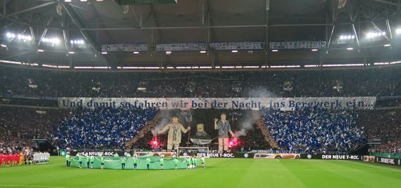 Die Choreografie in der Nordkurve.<br />Bild: Sportfotografie UBfoto”><figcaption>Die Choreografie in der Nordkurve.<br />Bild: Sportfotografie UBfoto</figcaption></figure>
<figure><img decoding=