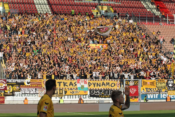 Dynamo Dresden-Fans beim letzten Gastspiel auf dem Betzenberg.<br />Bild: www.der-betze-brennt.de”><figcaption>Dynamo Dresden-Fans beim letzten Gastspiel auf dem Betzenberg.<br />Bild: www.der-betze-brennt.de</figcaption></figure>
                </div>
                
                <!-- YouTube (Meta-Feld) -->
                
            </div>
        </article>

                <script>
        (function() {
            var root = document.querySelector('.ff-single-news-gallery');
            if (!root) return;
            var slides = root.querySelectorAll('.ff-single-news-gallery-slide');
            var dots = root.querySelectorAll('.ff-single-news-gallery-dot');
            var prev = root.querySelector('.ff-single-news-gallery-prev');
            var next = root.querySelector('.ff-single-news-gallery-next');
            var n = slides.length;
            if (n < 2) return;
            var i = 0;
            function closeAllImgInfo() {
                root.querySelectorAll('.ff-fv-img-info-host.is-info-open').forEach(function(host) {
                    host.classList.remove('is-info-open');
                    var b = host.querySelector('.ff-fv-img-info-btn');
                    var p = host.querySelector('.ff-fv-img-info-panel');
                    if (b) b.setAttribute('aria-expanded', 'false');
                    if (p) p.setAttribute('aria-hidden', 'true');
                });
            }
            function show(idx) {
                closeAllImgInfo();
                i = ((idx % n) + n) % n;
                for (var s = 0; s < n; s++) {
                    if (s === i) slides[s].removeAttribute('hidden'); else slides[s].setAttribute('hidden', '');
                }
                for (var s = 0; s < dots.length; s++) {
                    dots[s].classList.toggle('is-active', s === i);
                    dots[s].setAttribute('aria-selected', s === i ? 'true' : 'false');
                }
            }
            if (prev) prev.addEventListener('click', function() { show(i - 1); });
            if (next) next.addEventListener('click', function() { show(i + 1); });
            for (var d = 0; d < dots.length; d++) {
                (function(di) { dots[di].addEventListener('click', function() { show(di); }); })(d);
            }
        })();
        </script>
        
        <!-- Kommentare -->
                <section class=