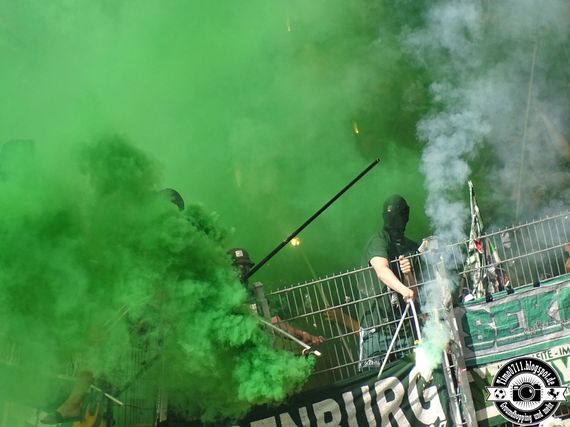 Die mitgereisten Werder-Fans zündeten grünen Rauch.<br />Bild: timo0711.blogspot.de”><figcaption>Die mitgereisten Werder-Fans zündeten grünen Rauch.<br />Bild: timo0711.blogspot.de</figcaption></figure>
<figure><img decoding=
