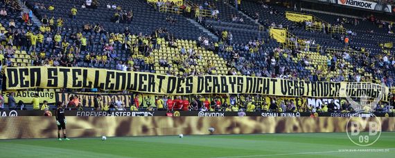 Dieser Spruch wurde gezeigt, als die BVB-Spiel zum Warmmachen auf den Rasen kamen.<br />Bild: BVB-Fanabteilung.de”><figcaption>Dieser Spruch wurde gezeigt, als die BVB-Spiel zum Warmmachen auf den Rasen kamen.<br />Bild: BVB-Fanabteilung.de</figcaption></figure>
<figure><img decoding=