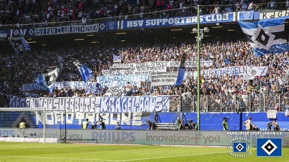 Spruchbänder auf der Nordtribüne.<br />Bild: hsv-ev.de”><figcaption>Spruchbänder auf der Nordtribüne.<br />Bild: hsv-ev.de</figcaption></figure>
<figure><img decoding=