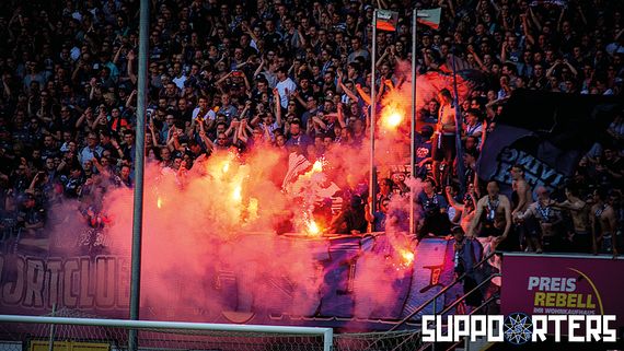 Die Pyroaktion der SC Paderborn-Fans kurz vor Abpfiff.<br />Bild: supporters-paderborn.de”><figcaption>Die Pyroaktion der SC Paderborn-Fans kurz vor Abpfiff.<br />Bild: supporters-paderborn.de</figcaption></figure>
<figure><img decoding=