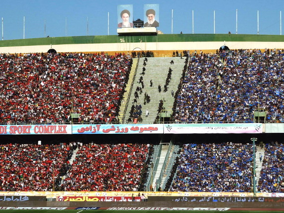 Im Iran dürfen Frauen bis heute nicht ins Stadion.<br />Bild: frank-jasperneite.de“><figcaption>Im Iran dürfen Frauen bis heute nicht ins Stadion.<br />Bild: frank-jasperneite.de</figcaption></figure>
            </div>

                    </article>

                <section class=