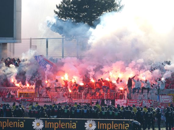 Pyroaktion der Rot-Weiß Erfurt-Fans in Jena.<br />Bild: OlliGroundhopping”><figcaption>Pyroaktion der Rot-Weiß Erfurt-Fans in Jena.<br />Bild: OlliGroundhopping</figcaption></figure>
<figure><img decoding=