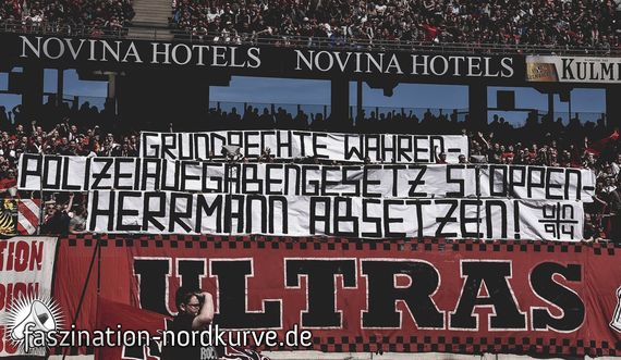 Spruchband der Ultras Nürnberg gegen das PAG.<br />Bild: Faszination-Nordkurve.de”><figcaption>Spruchband der Ultras Nürnberg gegen das PAG.<br />Bild: Faszination-Nordkurve.de</figcaption></figure>
<figure><img decoding=