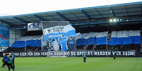 Die Choreografie der Arminia Bielefeld-Ultras.<br />Bild: www.der-betze-brennt.de”><figcaption>Die Choreografie der Arminia Bielefeld-Ultras.<br />Bild: www.der-betze-brennt.de</figcaption></figure>
<figure><img decoding=