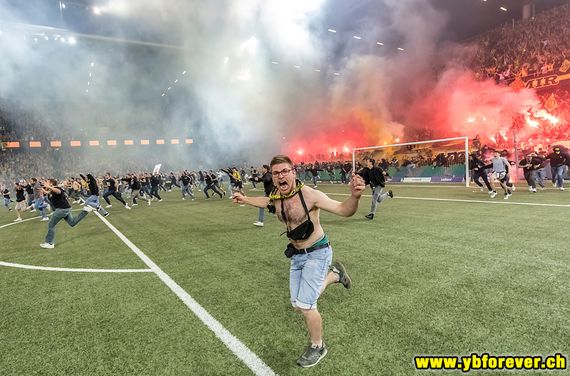 Platzsturm im Wankdorf-Stadion. Bild: ybforever.ch